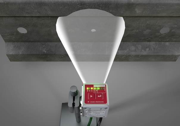 Un positionnement précis dans les rayons à l’aide d’un capteur de positionnement à caméra de Leuze electronic réduit les temps d’arrêt